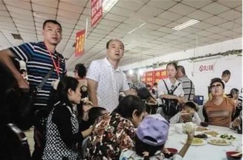 越南人在中国旅游，到王府井吃只烤鸭，结账时：老板没算对吧