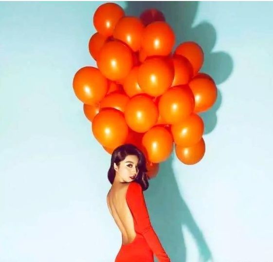 女星与气球合影，杨幂高级感，热巴唯美，关晓彤少女感!