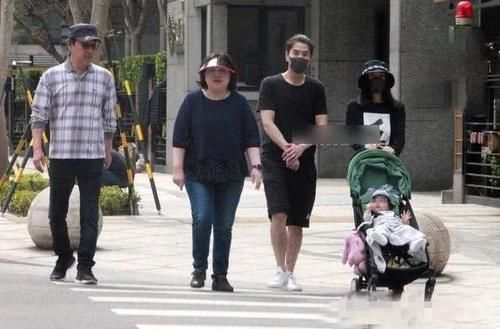 产后■高圆圆携老公女儿齐现身,产后体型仍臃肿,腿粗都快赶上赵又廷