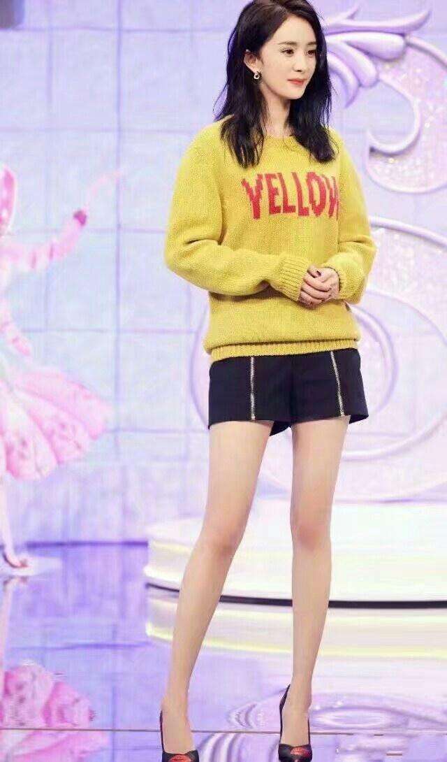 杨幂穿的裙子太短, 不停的用手去捂紧裙口, 网友: 敢穿还不敢露?