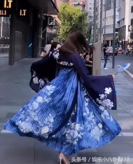 “汉服小哥哥”带14岁妹妹逛街，脚上的15厘米“银针”亮了！