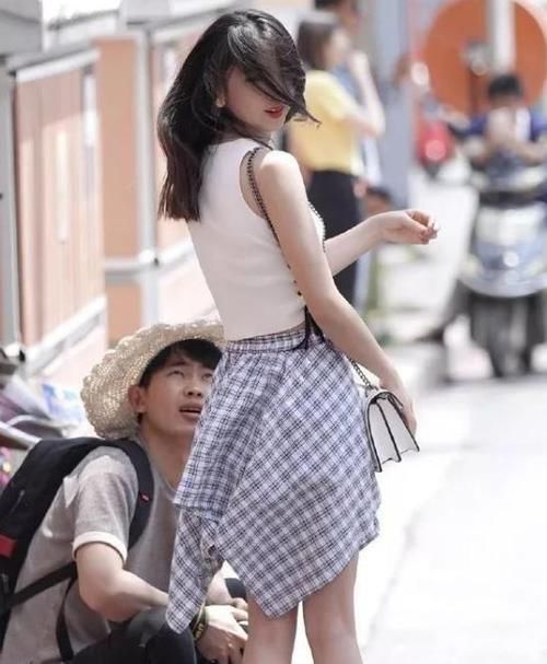 【小姐姐】养眼女神街拍:倾城倾国的小姐姐,一条粉红色的连衣长裙,时尚女神风采
