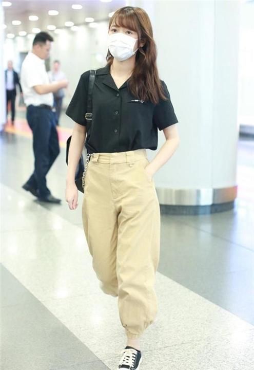 被徐娇不穿汉服的样子惊艳到了！黑色衬衫搭长裤，完全认不出！