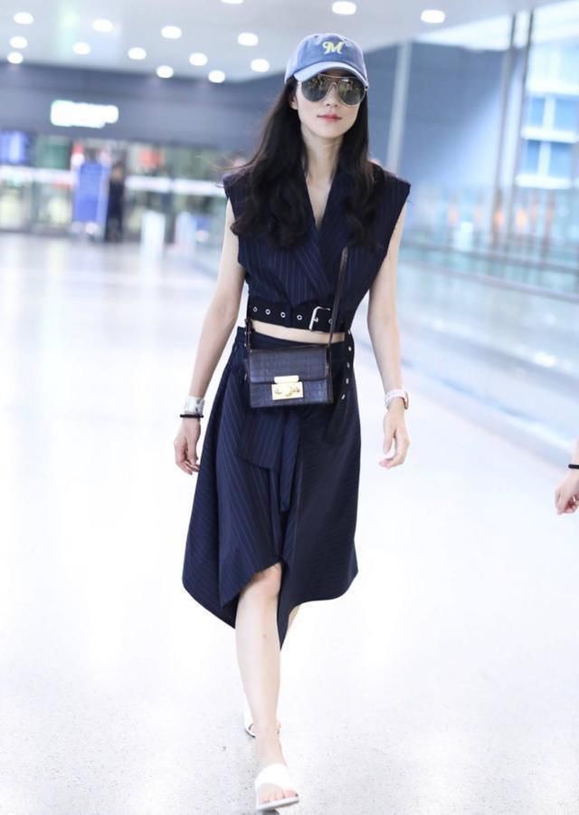 看似仙气十足的裙子，穿在韩雪身上怎么有点“肿”呢？