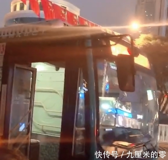  [怒怼]公交司机因不满私家车走专用道，怒怼车主：公交专用道是