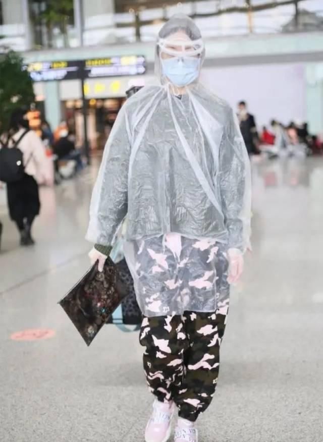  [严严实实]阿娇阿Sa穿防护服戴面罩,杨紫披雨衣加手套,明星开启复工模式防护措施哪家强？