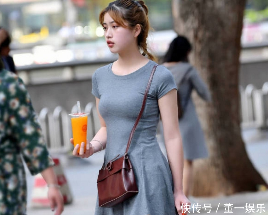 时尚小甜妹连衣裙穿搭展现丰腴曲线，喝果汁的时候嘴也太可爱了