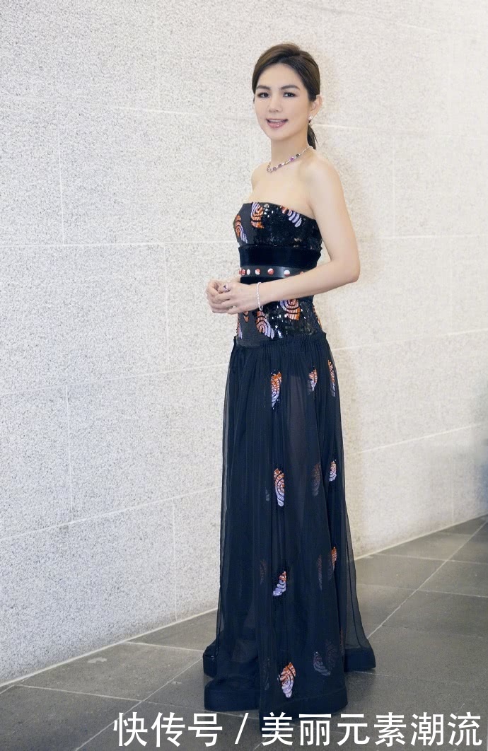 陈嘉桦穿抹胸薄纱裙现身，好身材藏不住，网友：越来越像女人了