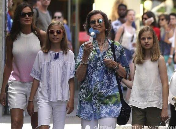 西班牙王后同婆婆女儿逛农贸市场，把高街品背心穿得魅力十足