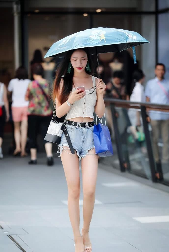 『吊带』背心配牛仔短裤的小姐姐,尽显大长腿啊!