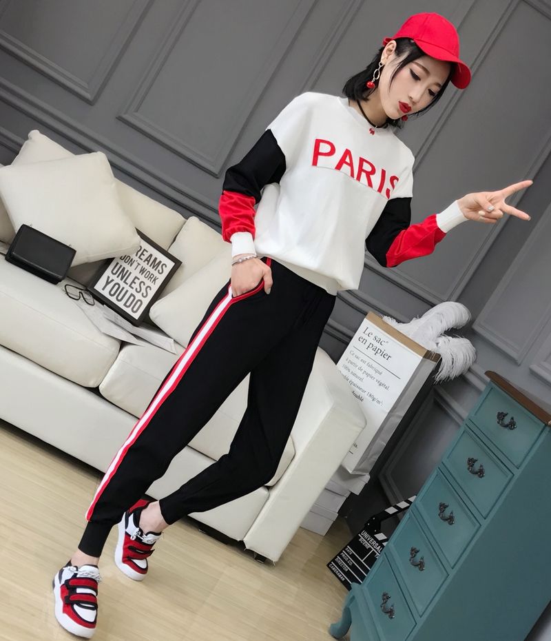 一到秋天针织套装就火了!时尚又修身，40岁老婆穿白嫩像大姑娘