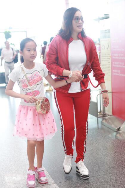 钟丽缇厉害！这么紧的运动衣还硬塞，网友：外套感觉快要撑不住了