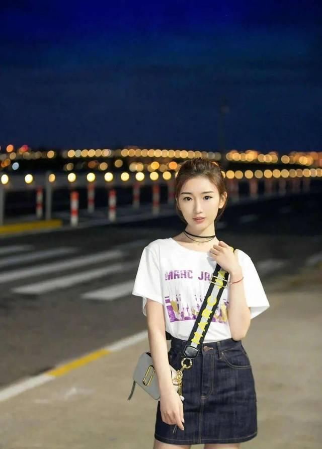  气质■显瘦显气质的“T恤+裙子”，才是今夏最时髦的穿搭套路！
