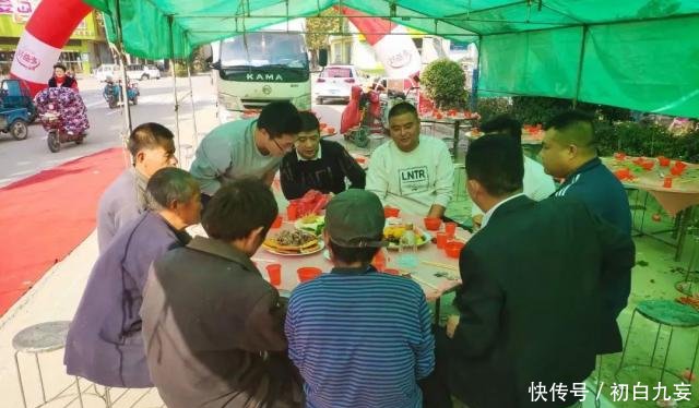  [超乎]苏北农村给新生儿“送粥米”，吃大席场面热闹非常，超乎想象！