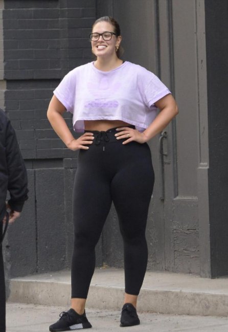 大码超模艾什莉格林汉姆和老公在健身房，老公身材无敌好的