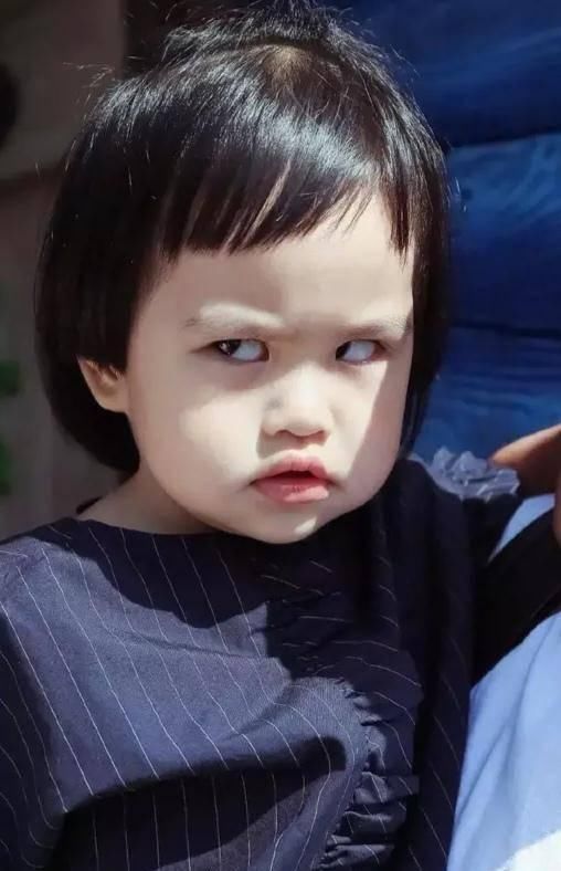  『夫妇』包贝尔夫妇为女儿庆生，5岁的她五官渐渐长开，俏皮精致惹人爱
