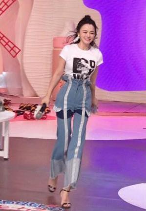 冉莹颖穿深V装现身，却频频用手遮挡事业线，网友：敢穿不敢露啊