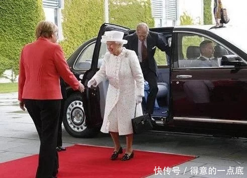 各国领导人会见英国女王前面三个都是握手,唯