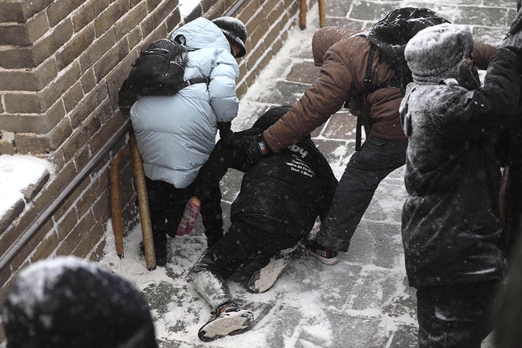 八达岭降雪 长城变“雪滑梯” | 多图