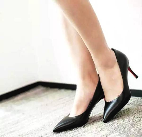 高跟鞋的神奇在于，它让女人变的柔和温软