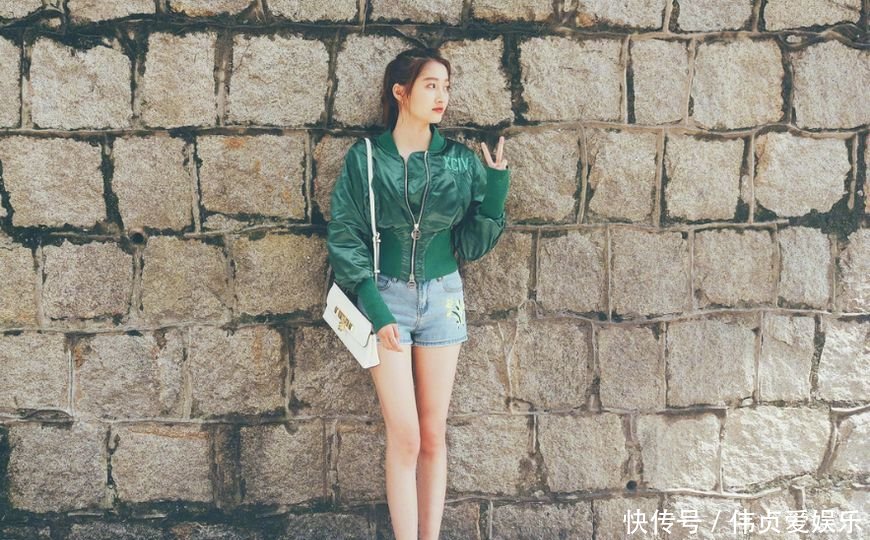 热巴穿短裙凸显大长腿,关晓彤穿短裤显青春活力,网友:热巴最美