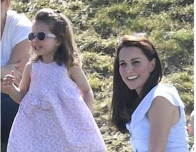 凯特王妃再穿平价连衣裙，草地奔跑很活泼，胸前扣子成负担