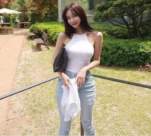 路人街拍，小姐姐这身材也太好了吧，配上这件裙子简直完美