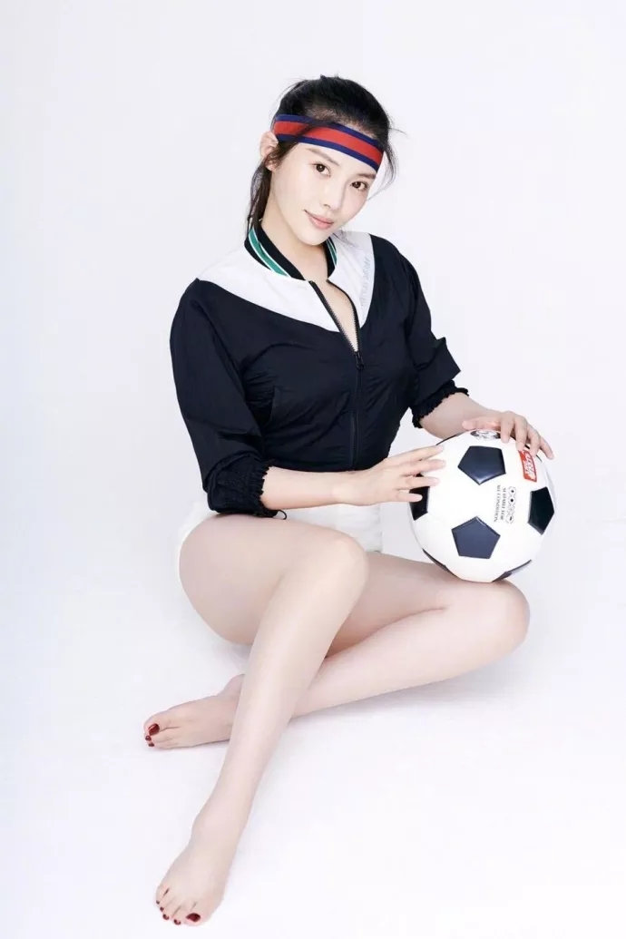 徐冬冬真敢穿，白色短裤配粉色衬衫 ，网友：有点甜美感