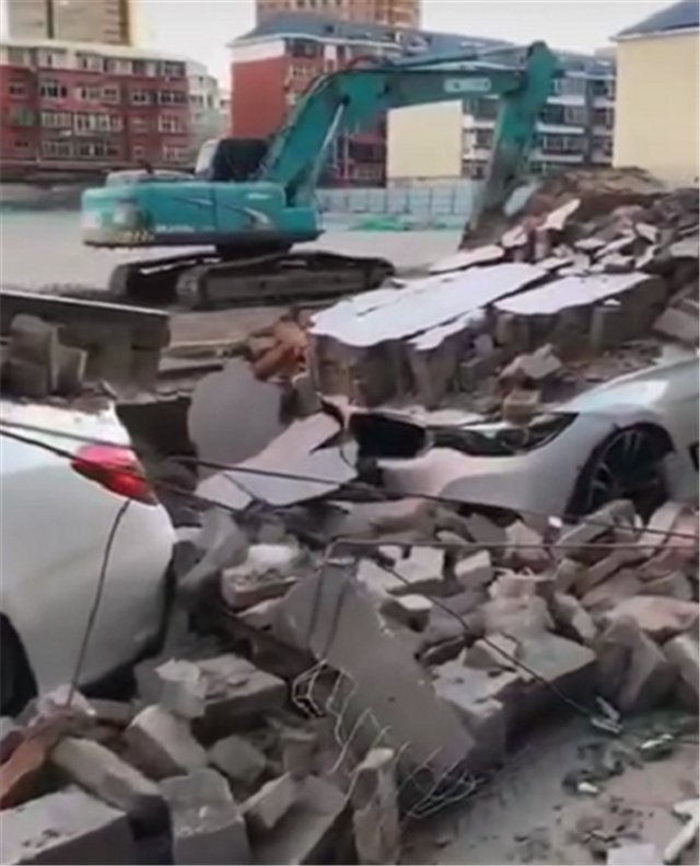  [宝马和奔驰]现实版“抗压测试”：墙倒塌，BBA三车均被压，一看A柱就知质量