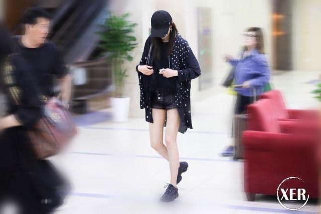 关晓彤这裤子短到没边啊，仅仅一件外套就凹出了胸部以下全是腿