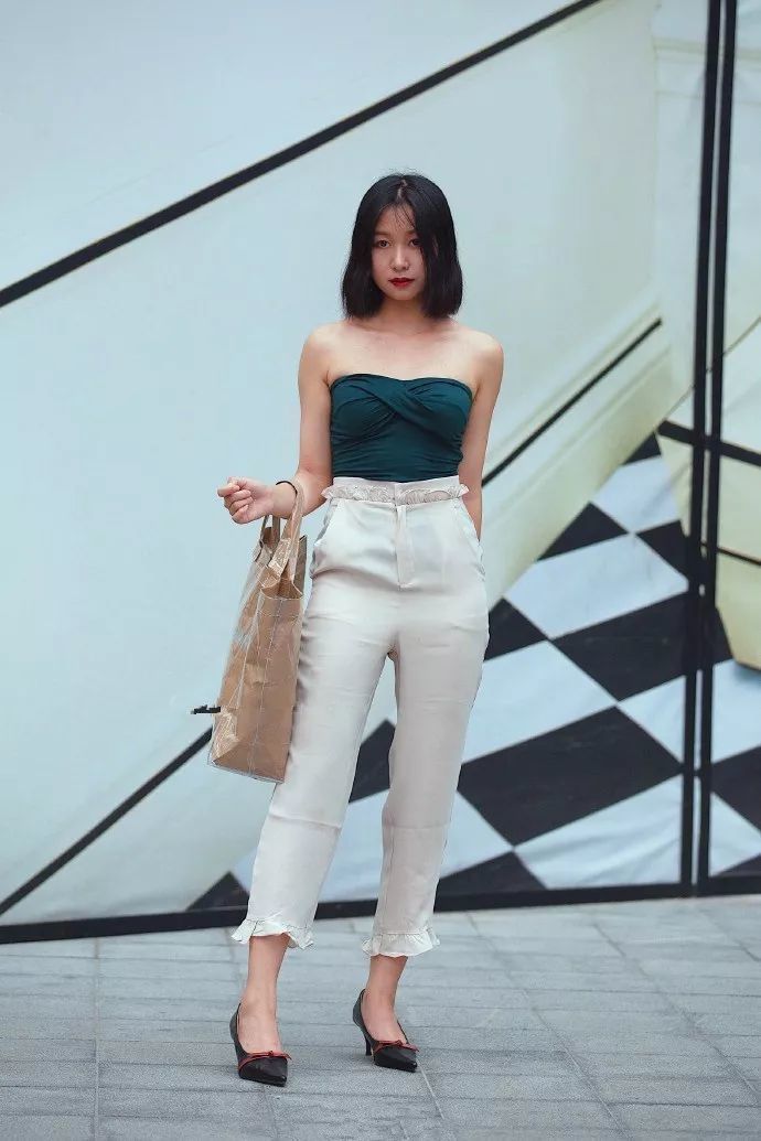 自信|街拍：青春气息洋溢的小美女，多姿的身段，流露出自信的美感