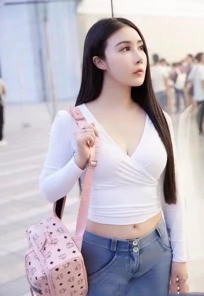 丰满小姐姐穿紧身牛仔裤,天使的容貌魔鬼般的身材,仙气十足。