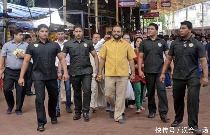 印度土豪问中国游客：我身家1000万，在北京能买几栋别墅？