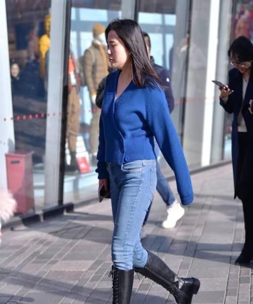  [气质]街拍：肤如凝脂的美女，一件斜肩上衣配黑色短裙，时尚气质女神范