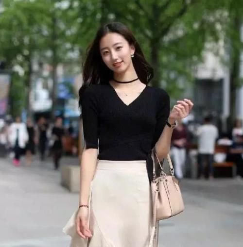  『短袖』养眼女神街拍：一笑千金的小姐姐，一件白色短袖配牛仔裤，青春靓丽迷人