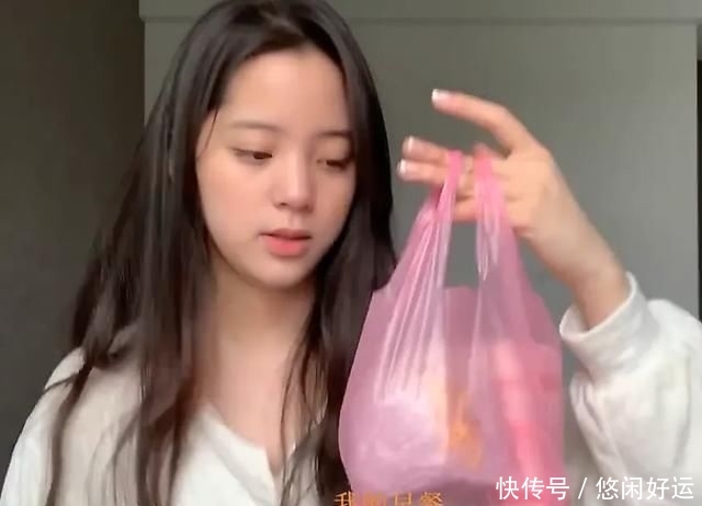  门口@欧阳娜娜出门拿外卖，故意把手机对着门口，看到她的背影，羡慕了