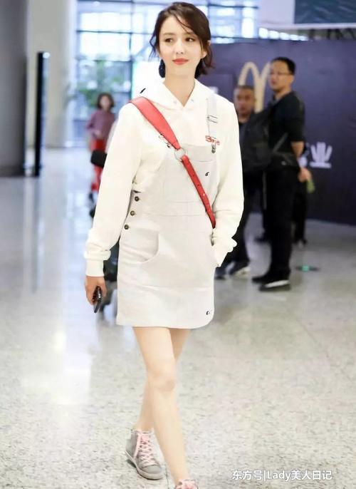 今夏最火的就是牛仔裤牛仔裙了，佟丽娅穿起来好甜美，宋茜最性感