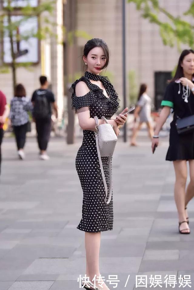 显得|小姐姐脚上搭配着一双尖头的高跟凉鞋,走在路上显得十分的有气质