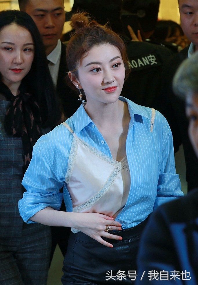 景甜穿衬衫微露美胸女人味爆棚 网友:离开大佬后形象不忍直视