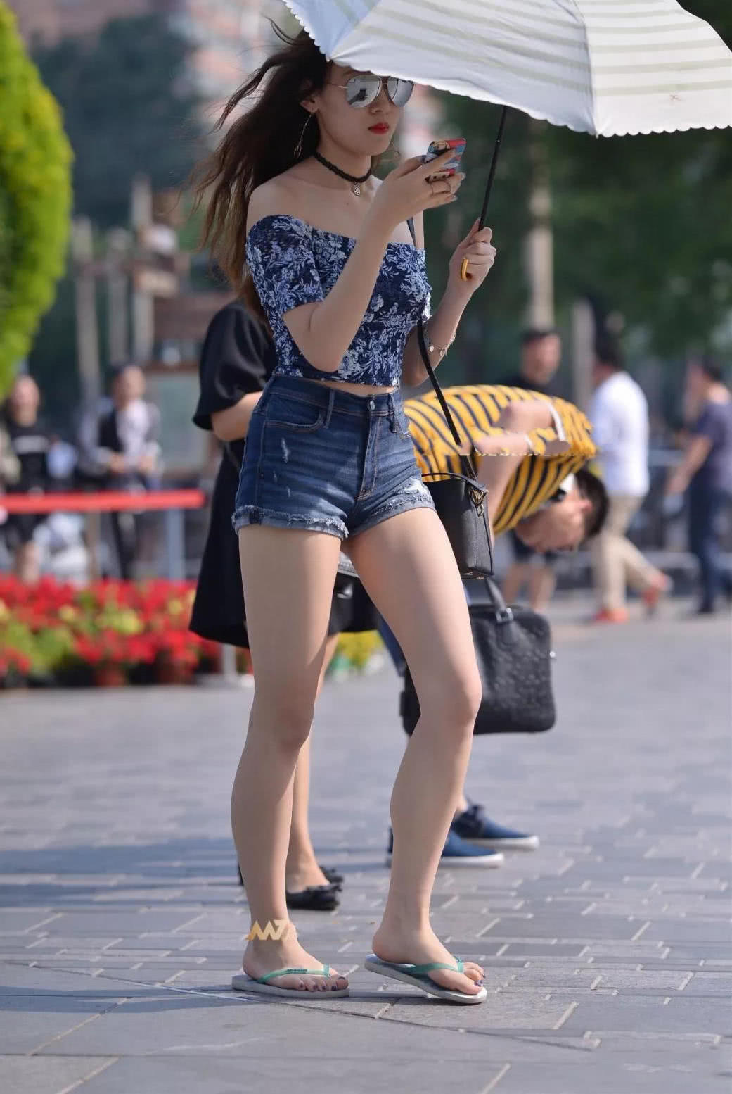 性感小姐姐身材一字肩搭配超短裤，大秀一双迷人的筷子腿