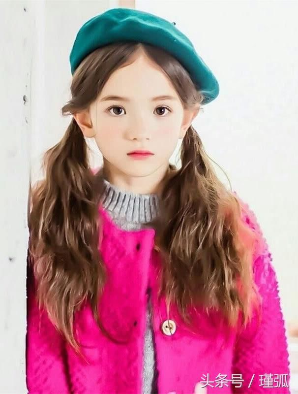 美到犯规？最美混血小萝莉凭雀斑惊艳全世界，网友：这才叫生女儿