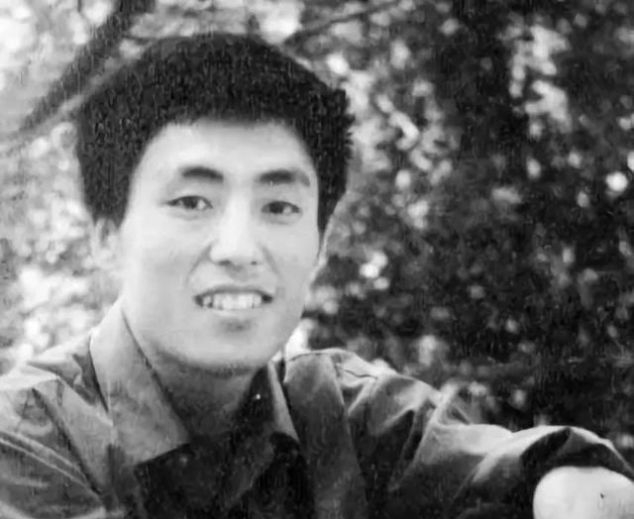 『张艺谋』为了巩俐,张艺谋抛弃原配肖华,肖华现在过得怎么样了?