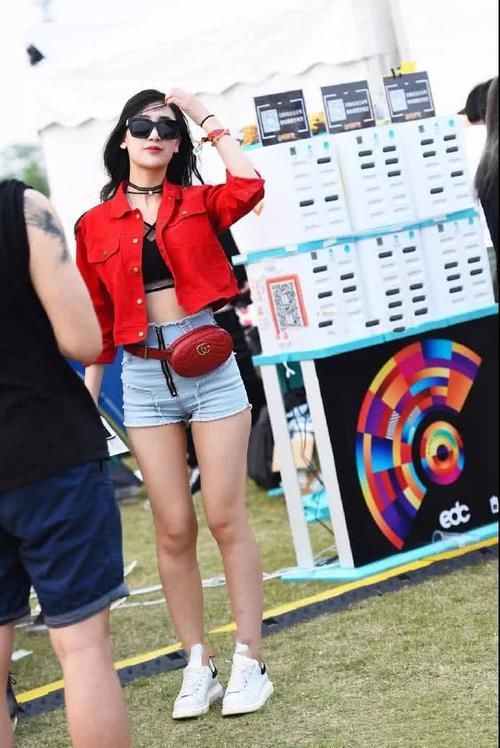 穿热裤戴墨镜的气质小姐姐，就像《黑客帝国》中的女神杀手