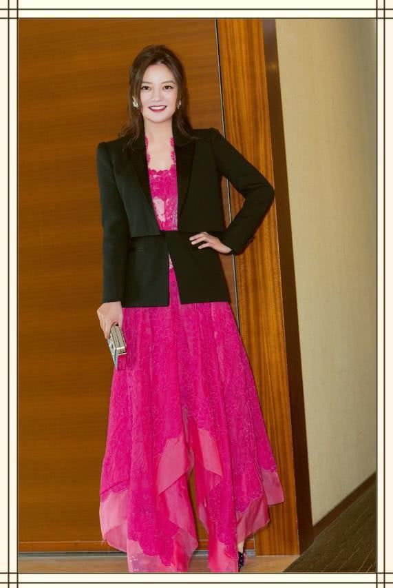 赵薇再次瘦出新高度！运动裤都撑不起来了，网友：简直换了一个人