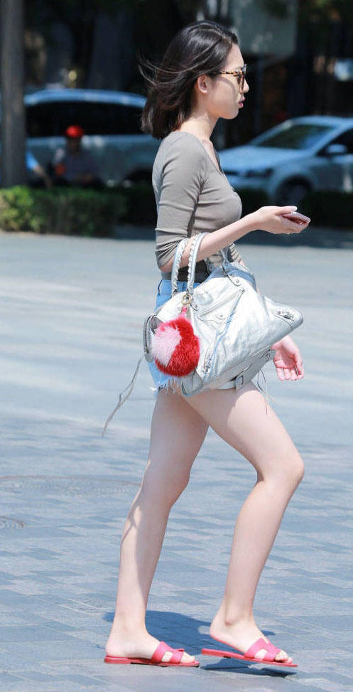 时尚御姐穿紧身T恤搭配热裤性感上街,最博眼球的还是这双白嫩大