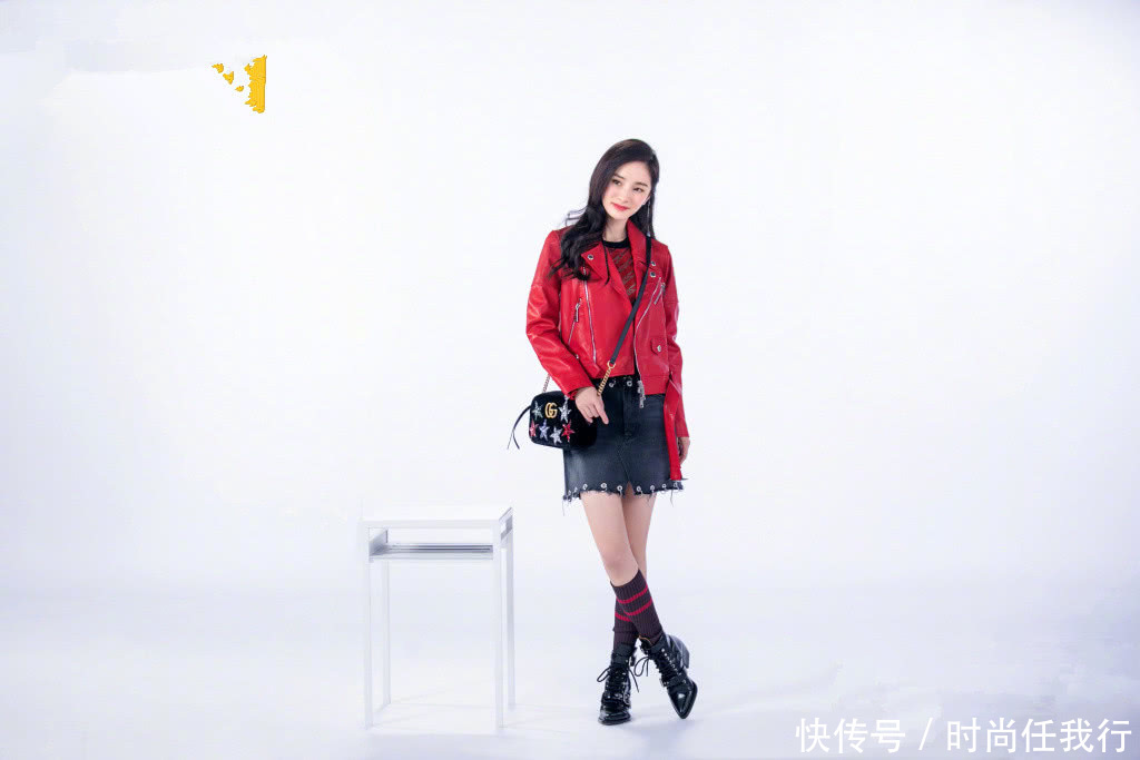杨幂又解锁新搭配！柳钉短裙配长筒袜，网友：一般人穿能丑哭！