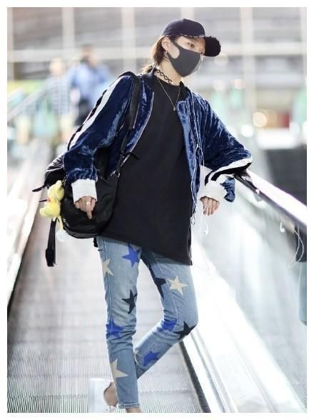 关晓彤星星牛仔裤撞衫赵薇，一双长腿完胜，网友：这次总算穿对了