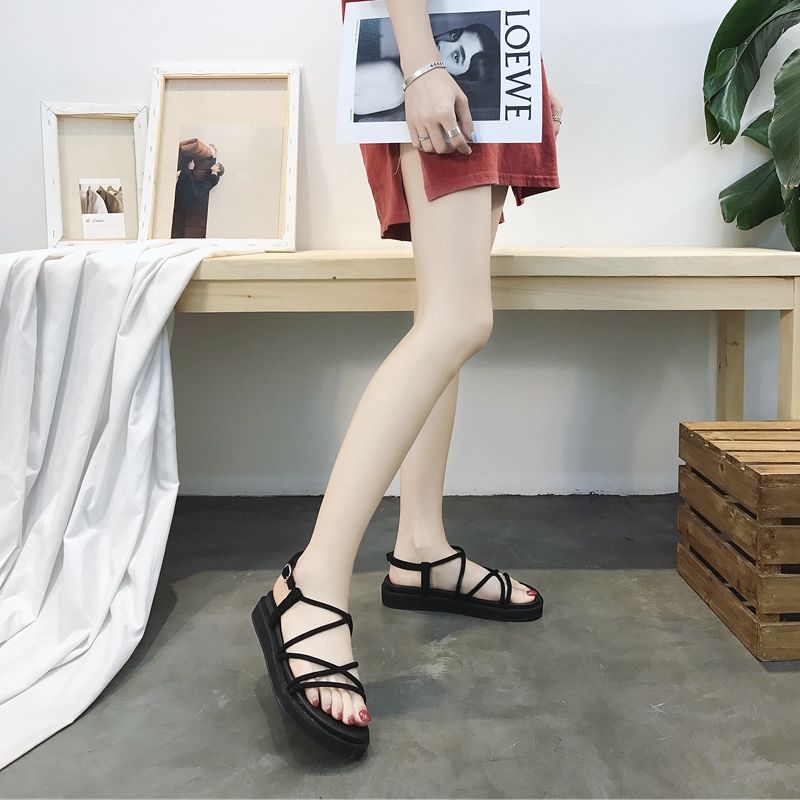 现在流行这样的女凉鞋，清凉时髦，显高挑显年轻