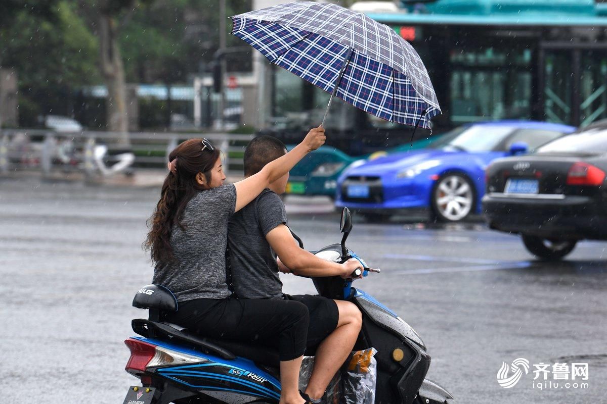 午后济南突降阵雨 措手不及的市民百态纷呈