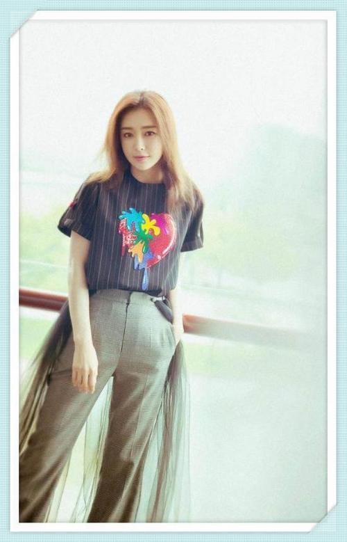 秦岚也会衣品成谜？西装裤上挂薄纱，网友：放个屁不就吹起来了？